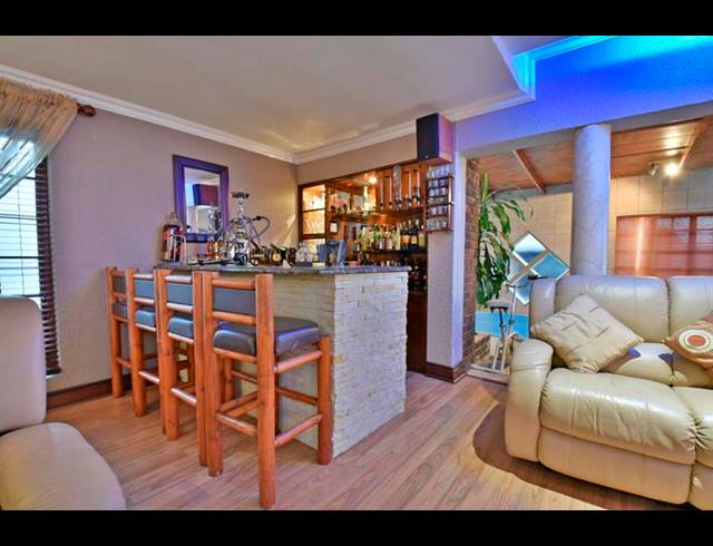 6 BEDROOM HOUSE FOR SALE IN GLENVISTA